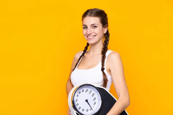 Mujer Joven Sobre Fondo Amarillo Aislado Con Brazos Cadera Celebración — Foto de Stock