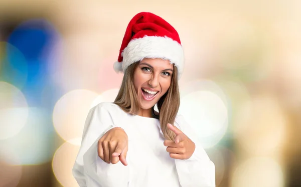 Ragazza Con Cappello Natale Punta Dito Contro Voi Sfondo Sfocato — Foto Stock