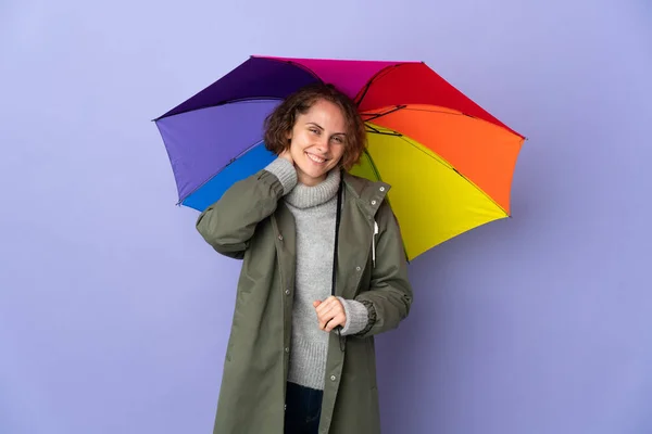 Engelse Vrouw Met Een Paraplu Geïsoleerd Paarse Achtergrond Lachen — Stockfoto