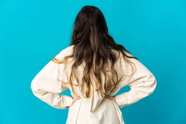 Mulher Caucasiana Jovem Isolado Fundo Azul Posição Trás — Fotografia de Stock