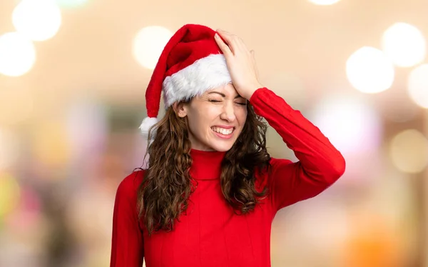 Menina Com Chapéu Natal Ter Dúvidas Com Expressão Rosto Confuso — Fotografia de Stock