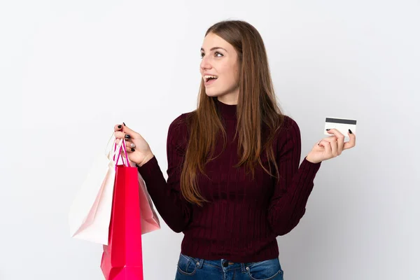 Jonge Vrouw Geïsoleerde Witte Achtergrond Met Boodschappentassen Een Creditcard — Stockfoto