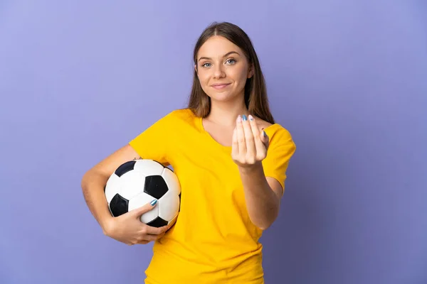 年轻的立陶宛足球女运动员被隔离在紫色的背景下 邀请手拉手前来 很高兴你来了 — 图库照片