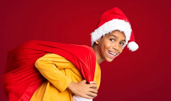 Niño Afroamericano Con Sombrero Navidad Tomando Una Bolsa Con Regalos — Foto de Stock