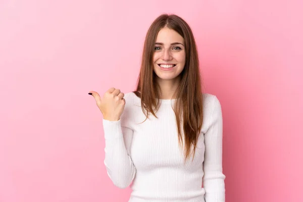 Junge Frau Über Isoliertem Rosa Hintergrund Der Zur Seite Zeigt — Stockfoto