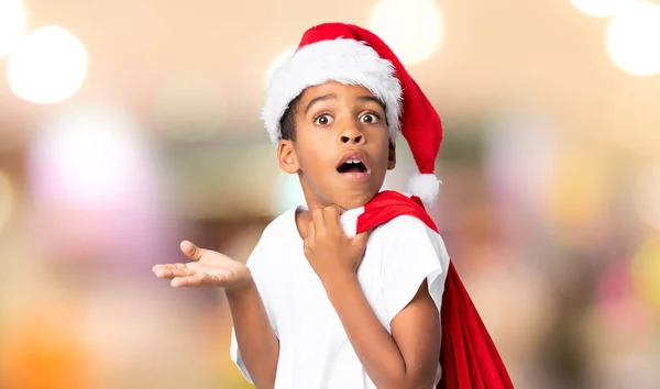 Menino Afro Americano Com Chapéu Natal Levando Saco Com Presentes — Fotografia de Stock