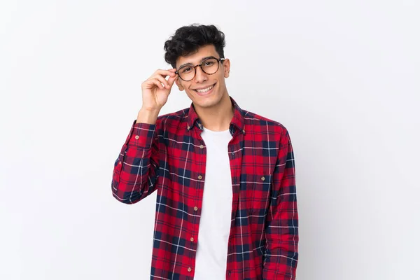 Joven Argentino Sobre Fondo Blanco Aislado Con Gafas Feliz — Foto de Stock