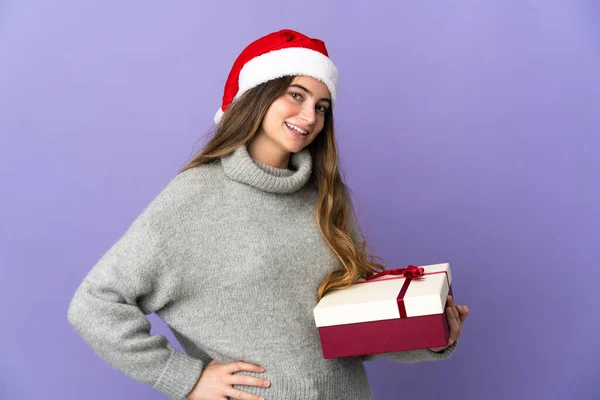 Mädchen Mit Weihnachtsmütze Hält Ein Geschenk Isoliert Auf Weißem Hintergrund — Stockfoto
