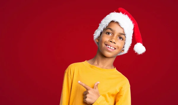 Menino Afro Americano Com Chapéu Natal Apontando Para Lado Para — Fotografia de Stock