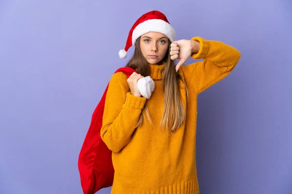 Mulher Lituana Com Chapéu Natal Isolado Fundo Roxo Mostrando Polegar — Fotografia de Stock