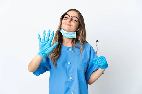 Kobieta Rumuński Dentysta Trzyma Narzędzia Izolowane Różowym Tle Licząc Pięć — Zdjęcie stockowe