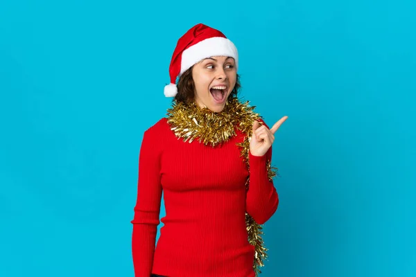 Chica Inglesa Con Sombrero Navidad Aislado Sobre Fondo Azul Con —  Fotos de Stock