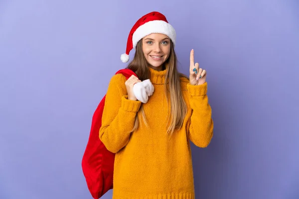 Mulher Lituana Com Chapéu Natal Isolado Fundo Roxo Apontando Para — Fotografia de Stock