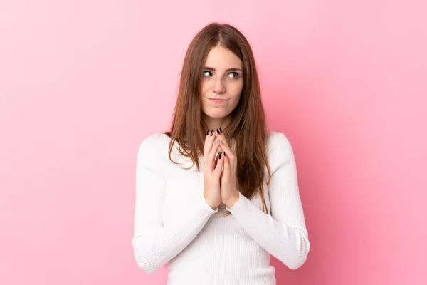 Mujer Joven Sobre Fondo Rosa Aislado Maquinando Algo —  Fotos de Stock