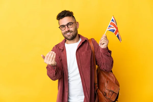 Hombre Caucásico Sosteniendo Una Bandera Del Reino Unido Aislado Sobre — Foto de Stock