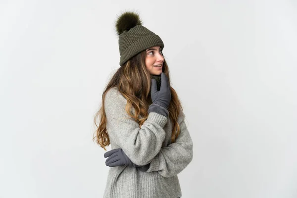 Ung Kaukasisk Kvinna Med Vinter Hatt Isolerad Vit Bakgrund Tittar — Stockfoto