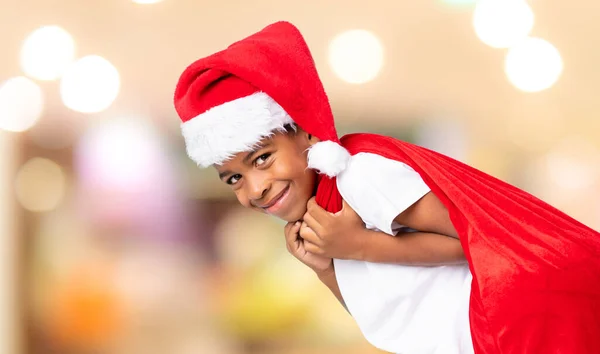 Menino Afro Americano Com Chapéu Natal Levando Saco Com Presentes — Fotografia de Stock