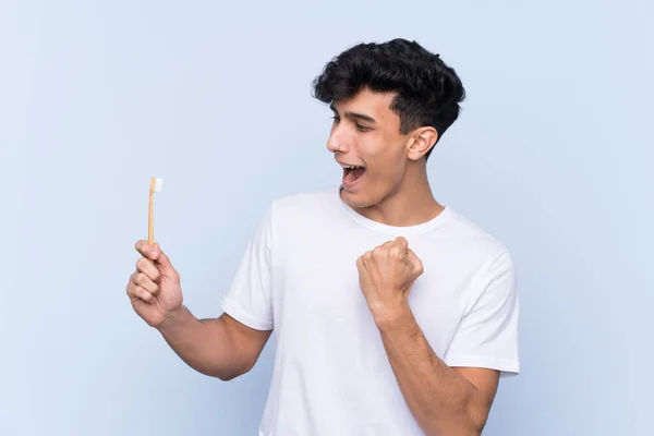 Jovem Argentino Escovando Dentes Sobre Fundo Azul Isolado Celebrando Uma — Fotografia de Stock