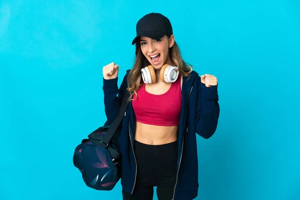 Jeune Femme Sportive Avec Sac Sport Isolé Sur Fond Bleu — Photo