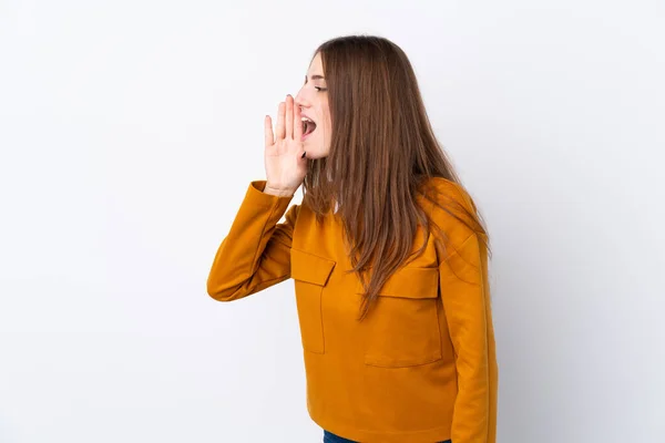 Mujer Joven Sobre Fondo Blanco Aislado Gritando Con Boca Abierta — Foto de Stock