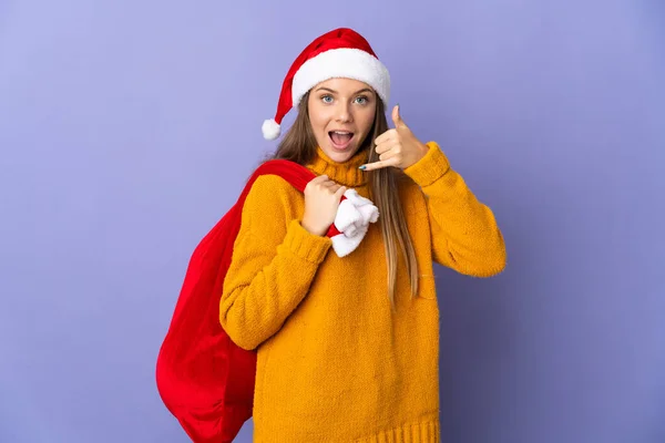 Mujer Litio Con Sombrero Navidad Aislado Sobre Fondo Púrpura Haciendo —  Fotos de Stock