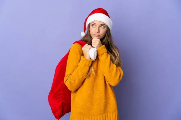 Lithianische Frau Mit Weihnachtsmütze Isoliert Auf Lila Hintergrund Und Blick — Stockfoto