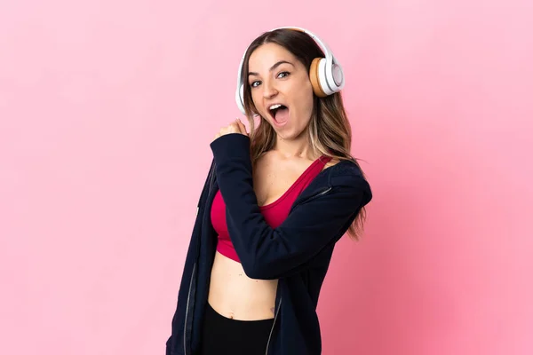 Jovem Mulher Romena Esporte Isolado Fundo Rosa Comemorando Uma Vitória — Fotografia de Stock