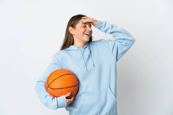 Mladý Litevský Žena Hrát Basketbal Izolované Bílém Pozadí Úsměvem Hodně — Stock fotografie