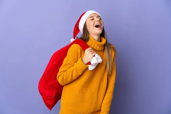Mujer Litio Con Sombrero Navidad Aislado Sobre Fondo Púrpura Riendo —  Fotos de Stock