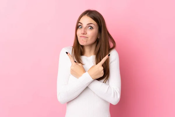 Junge Frau Über Isoliertem Rosa Hintergrund Die Auf Die Quereinsteiger — Stockfoto