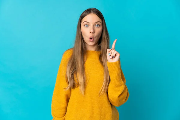 Mujer Lituana Joven Aislada Sobre Fondo Azul Con Intención Realizar — Foto de Stock