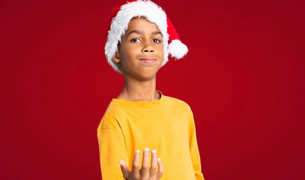 Niño Afroamericano Con Sombrero Navidad Invitando Venir Con Mano Feliz — Foto de Stock