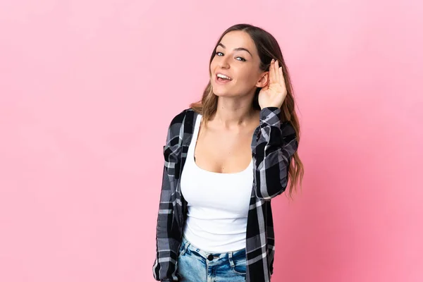 Giovane Donna Rumena Isolata Sfondo Rosa Ascoltando Qualcosa Mettendo Mano — Foto Stock