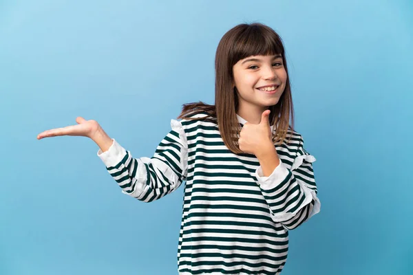 Little Girl Isolated Background Holding Copyspace Imaginary Palm Insert Thumbs — Stock Photo, Image