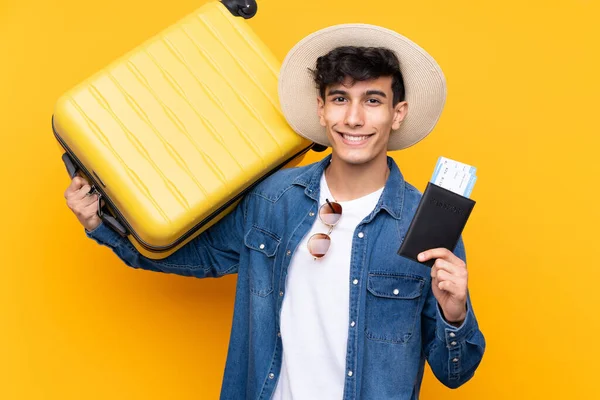 Joven Argentino Sobre Fondo Amarillo Aislado Vacaciones Con Maleta Pasaporte — Foto de Stock