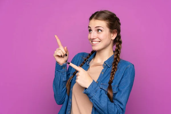 Mujer Joven Sobre Fondo Púrpura Aislado Señalando Con Dedo Índice — Foto de Stock