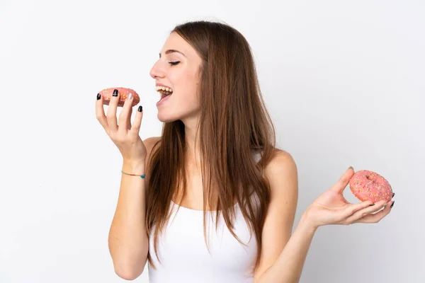 Молода Жінка Над Ізольованим Білим Тлом Тримає Пончики Щасливим Виразом — стокове фото