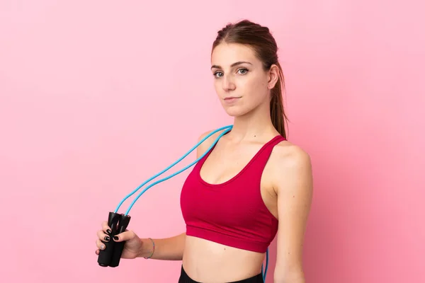 Jonge Sport Vrouw Geïsoleerde Roze Achtergrond Met Springtouw — Stockfoto