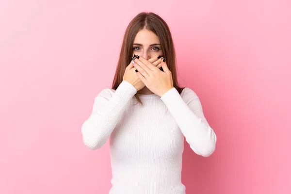 Young Woman Isolated Pink Background Covering Mouth Hands — Stock Photo, Image