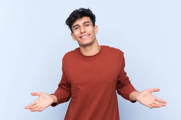 Jovem Argentino Homem Sobre Isolado Fundo Azul Sorrindo — Fotografia de Stock