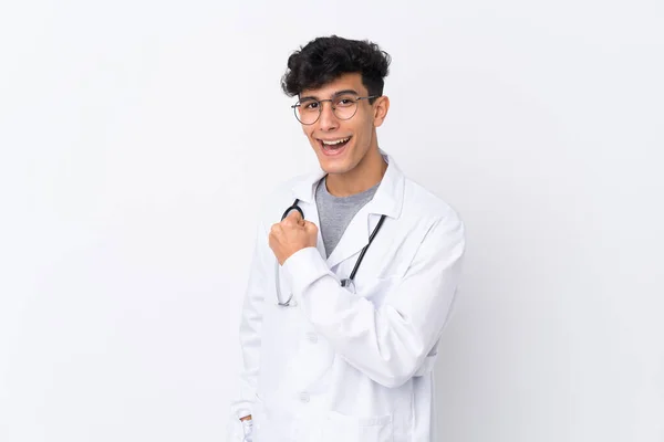 Jovem Argentino Sobre Fundo Branco Isolado Vestindo Vestido Médico Fazendo — Fotografia de Stock