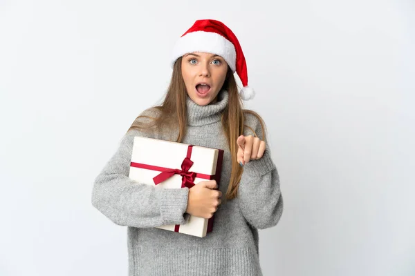 Mujer Litio Con Sombrero Navidad Sosteniendo Regalos Aislados Sobre Fondo — Foto de Stock