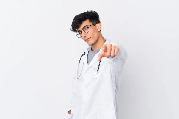 Jovem Argentino Sobre Fundo Branco Isolado Vestindo Vestido Médico Apontando — Fotografia de Stock