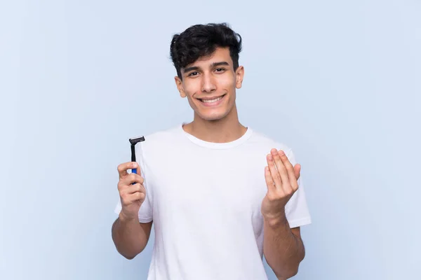 Uomo Che Depila Barba Uno Sfondo Bianco Isolato Invitando Venire — Foto Stock