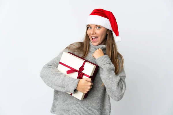 Litauerin Mit Weihnachtsmütze Und Geschenken Auf Weißem Hintergrund Feiert Einen — Stockfoto