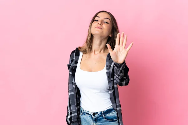 Ung Rumänsk Kvinna Isolerad Rosa Bakgrund Räkna Fem Med Fingrar — Stockfoto