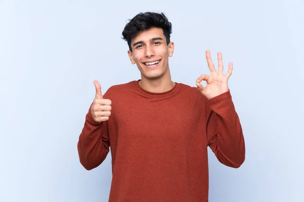 Молодой Аргентинский Мужчина Изолированном Синем Фоне Показывает Знак Большой Палец — стоковое фото