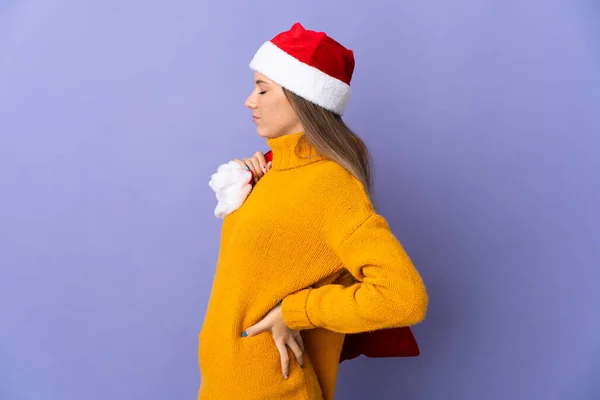 Λιθιανή Γυναίκα Χριστουγεννιάτικο Καπέλο Απομονωμένη Μωβ Φόντο Που Υποφέρει Από — Φωτογραφία Αρχείου