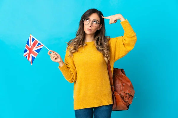 Молодая Латиноамериканка Держащая Флаг Великобритании Голубом Фоне Сомневается Думает — стоковое фото