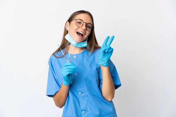 Litwinka Dentysta Trzyma Narzędzia Odosobnionym Tle Uśmiechając Się Pokazując Znak — Zdjęcie stockowe